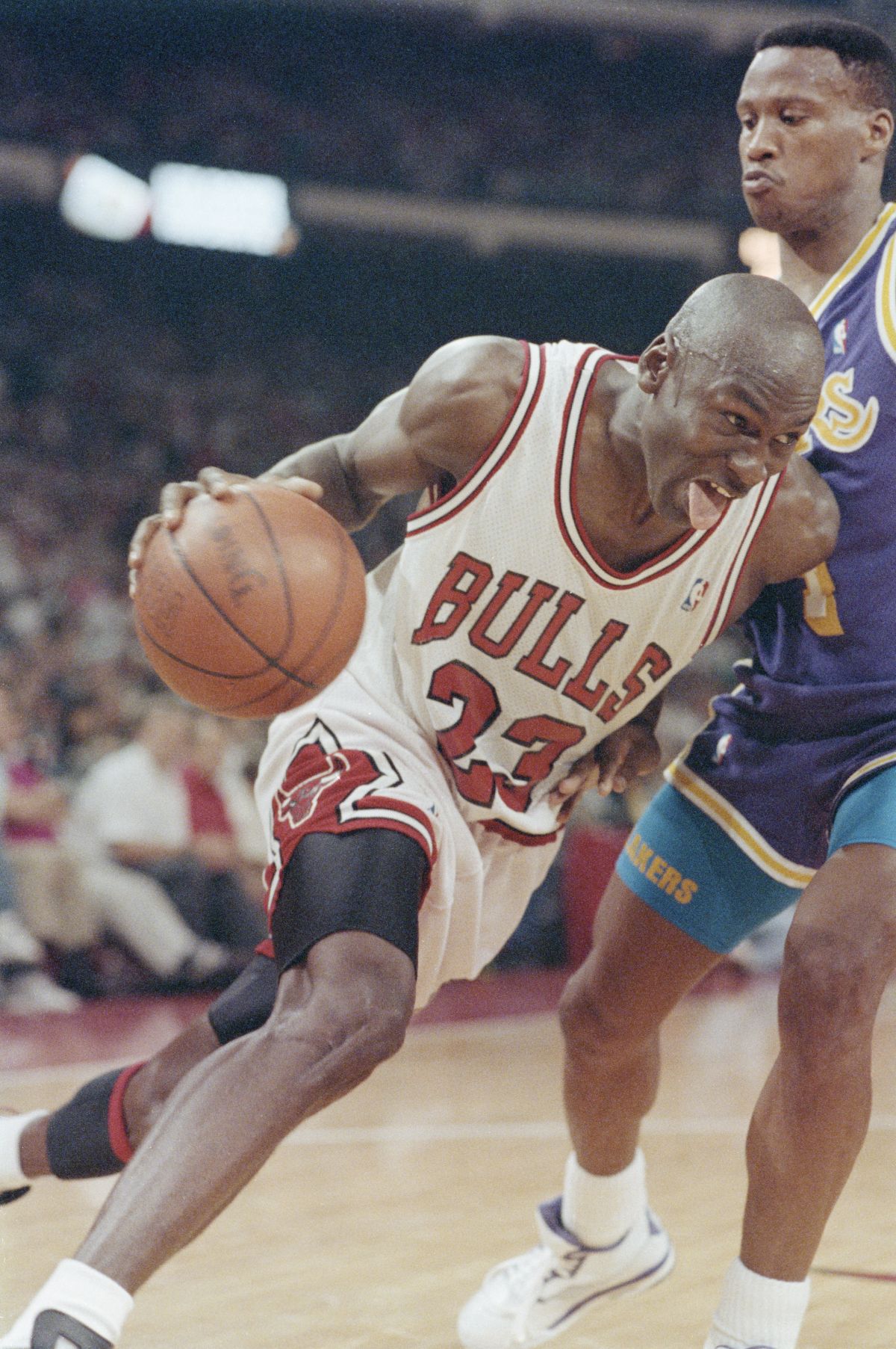 Michael Jordan, supremul GOAT, împlinește astăzi 60 de ani! » 23 de lucruri mai puțin cunoscute despre el: de ce a mituit un angajat al unui aeroport + Incidentul care i-a marcat copilăria și a dus la o fobie cu care a rămas pe viață