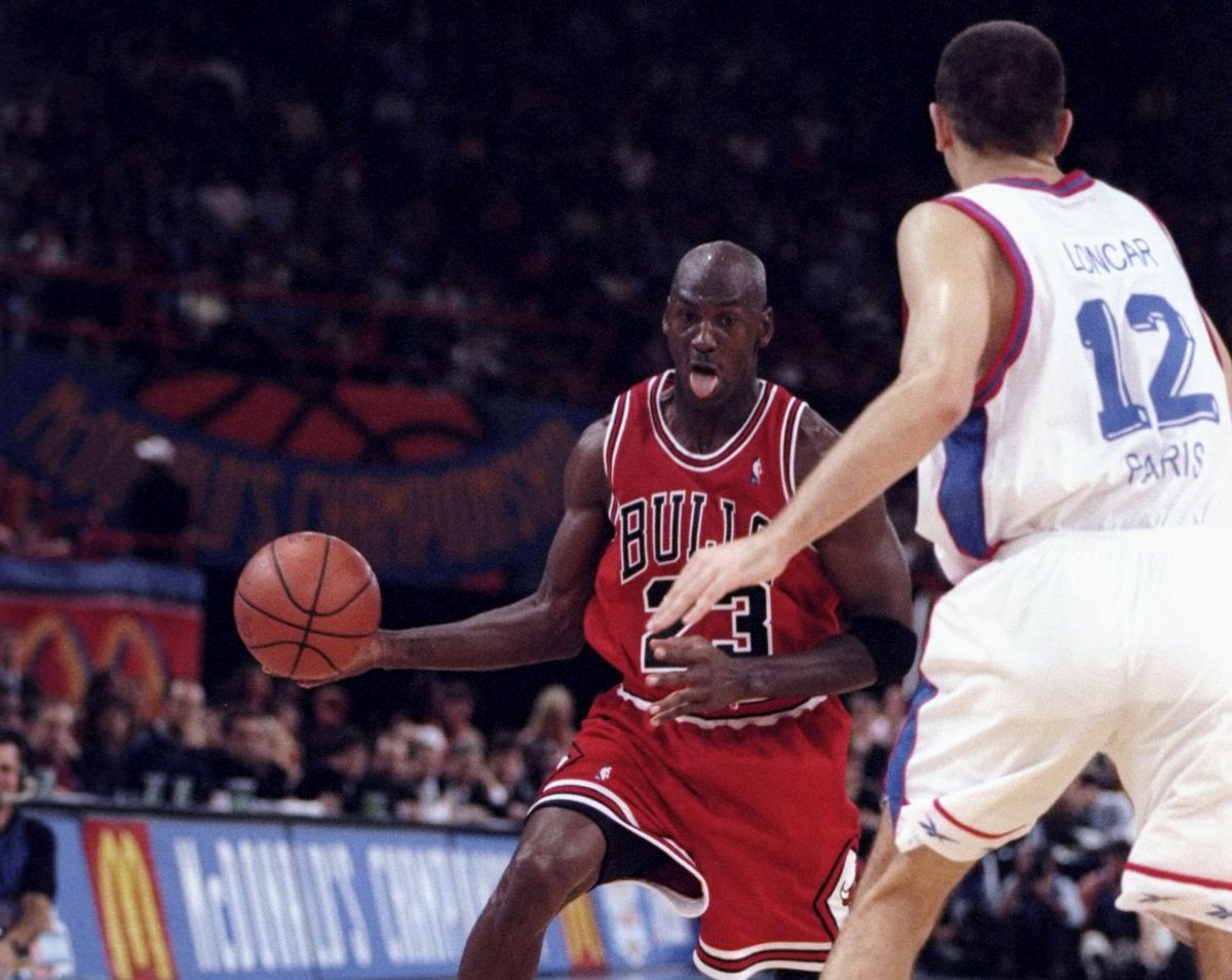 VIDEO Ziua în care Michael Jordan și-a umilit un rival » A aruncat cu ochii închiși la coș: „E pentru tine, iubire!”