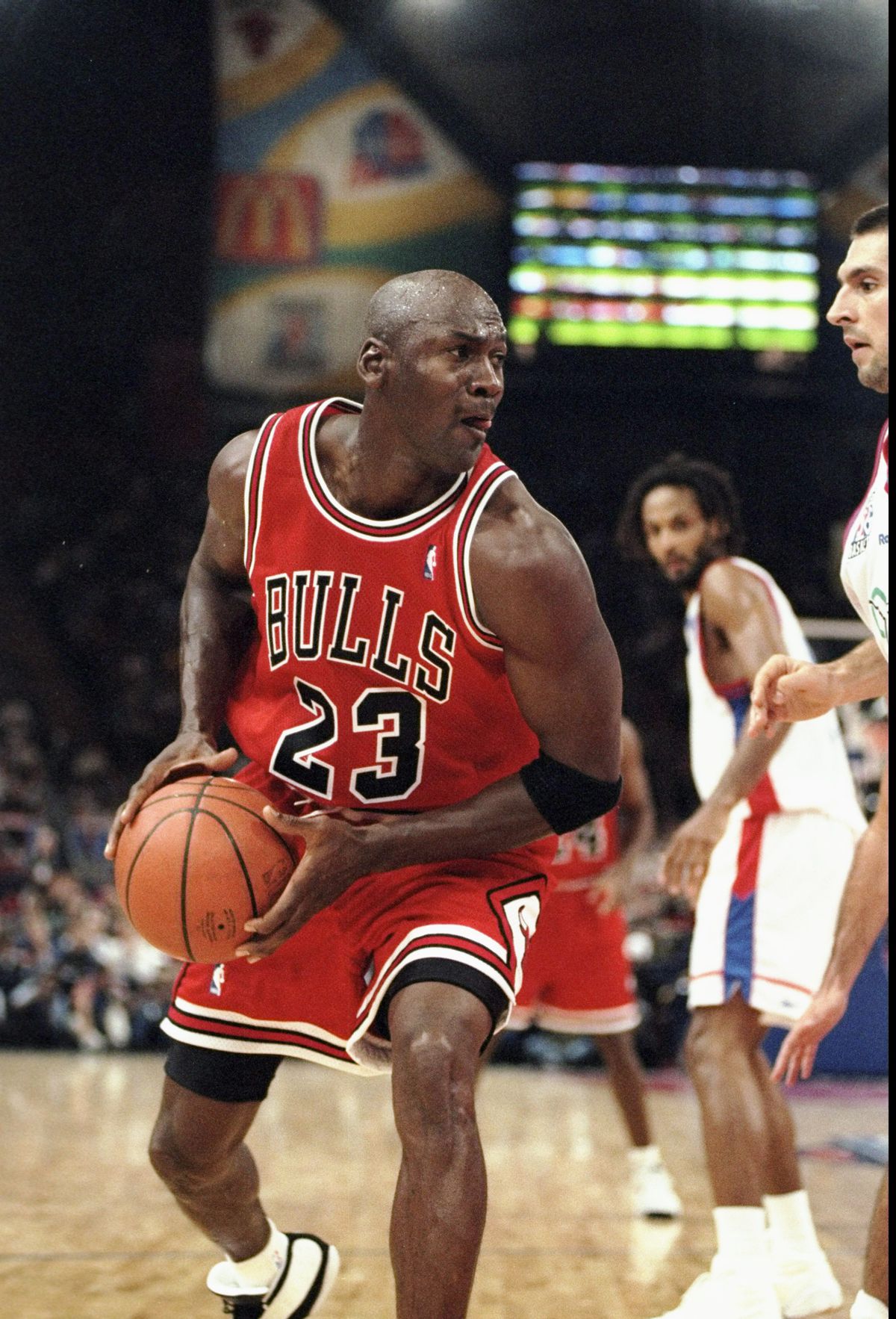 VIDEO Ziua în care Michael Jordan și-a umilit un rival » A aruncat cu ochii închiși la coș: „E pentru tine, iubire!”