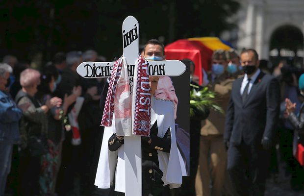 Ion Dichiseanu a fost înmormântat, astăzi, cu onoruri militare și fularul Rapidului