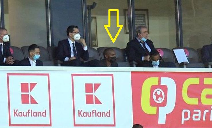 Fostul internațional francez Florent Malouda (Ambasador UEFA), indicat de săgeată, asistă la meci. A venit în România pentru a ține un discurs la Academia Națională de Fotbal FOTO: Raed Krishan
