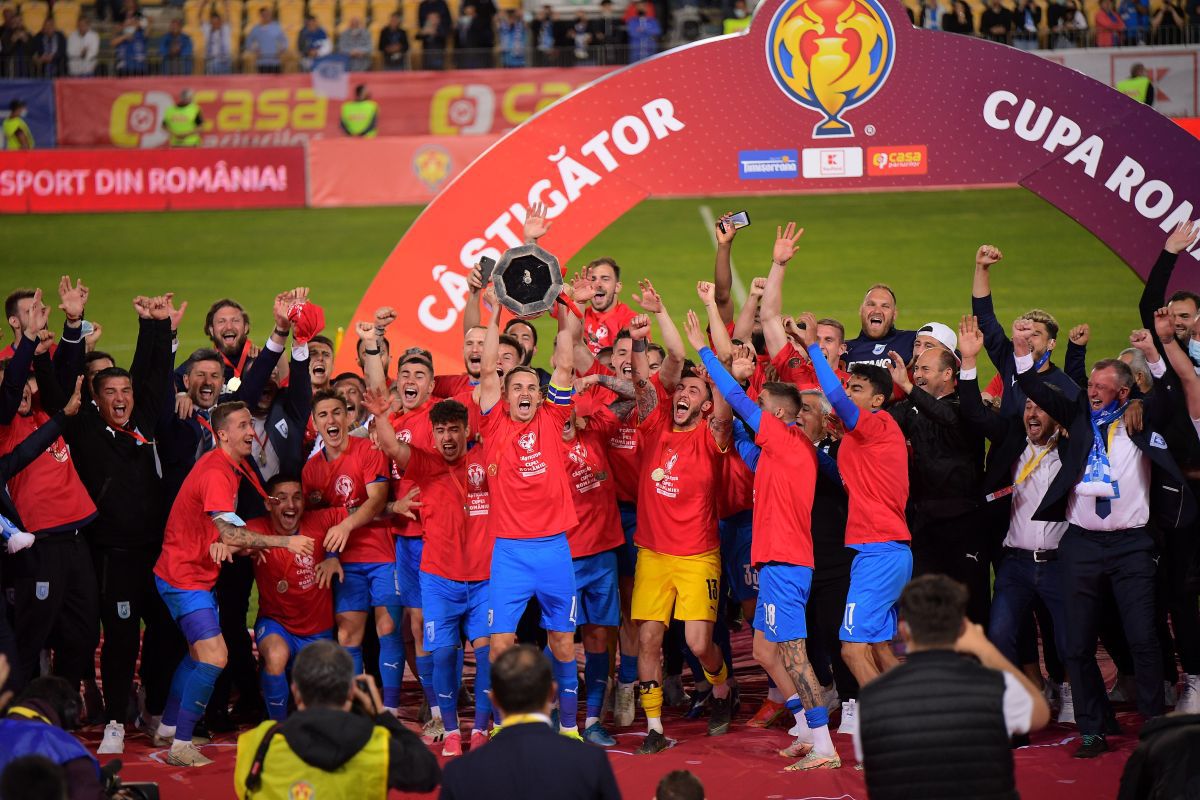 CS Universitatea Craiova a sărbătorit Cupa cu fanii! Imaginile bucuriei de la Ploiești