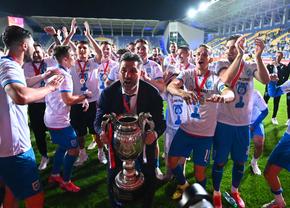 CS Universitatea Craiova a sărbătorit Cupa cu fanii! Imaginile bucuriei de la Ploiești