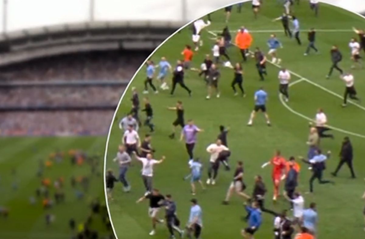 Scene reprobabile pe gazon, după City - Aston Villa: fotbalist lovit în mod repetat de suporterii care au năvălit pentru a sărbători titlul