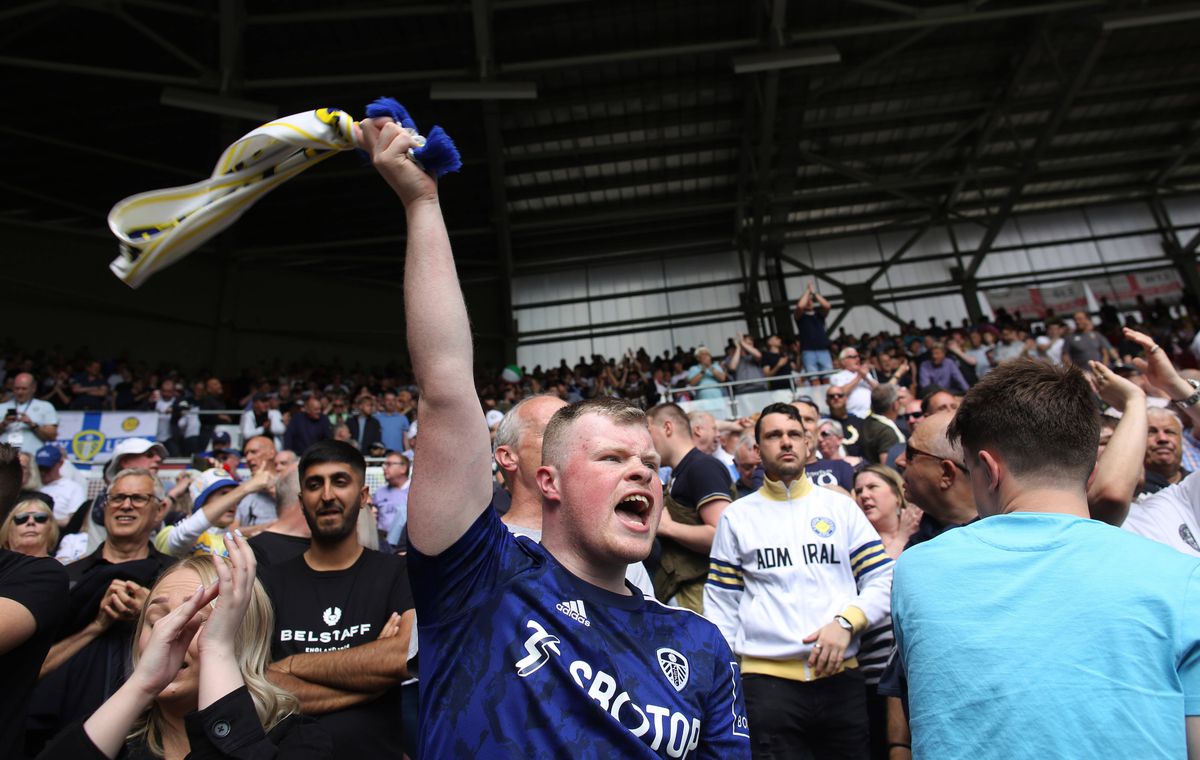 Scene reprobabile pe gazon, după City - Aston Villa: fotbalist lovit în mod repetat de suporterii care au năvălit pentru a sărbători titlul