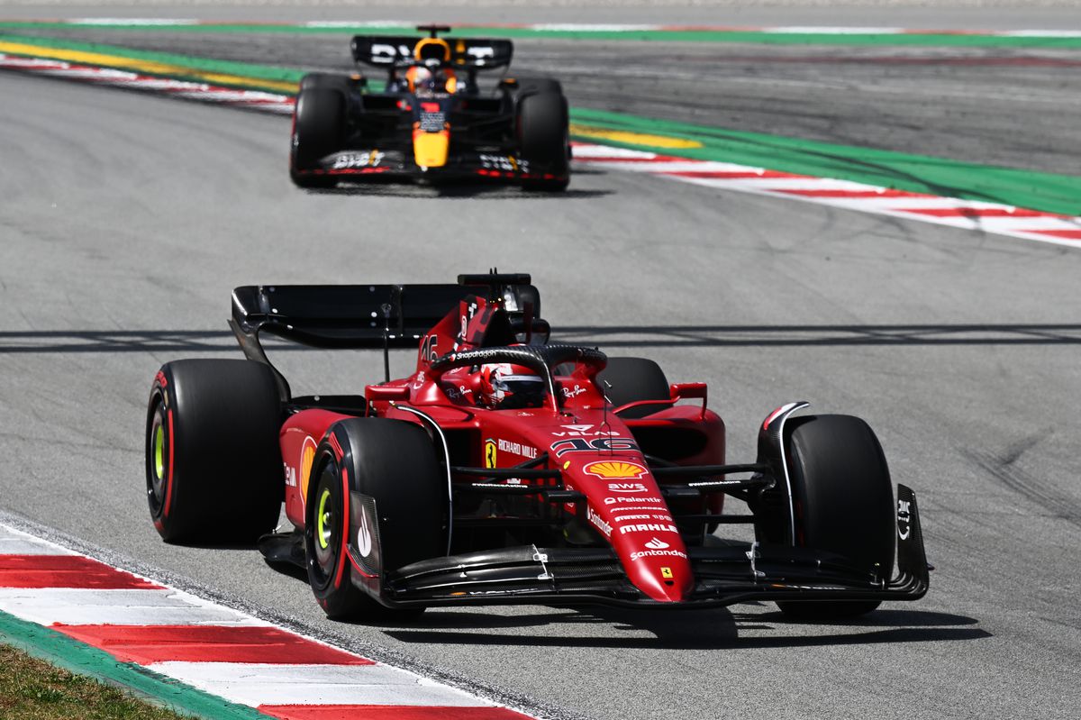 Întrebările esențiale după cursa de Formula 1 din Barcelona: s-a grăbit Ferrari când i-a prelungit contractul lui Sainz și a greșit Red Bull față de Sergio Perez?