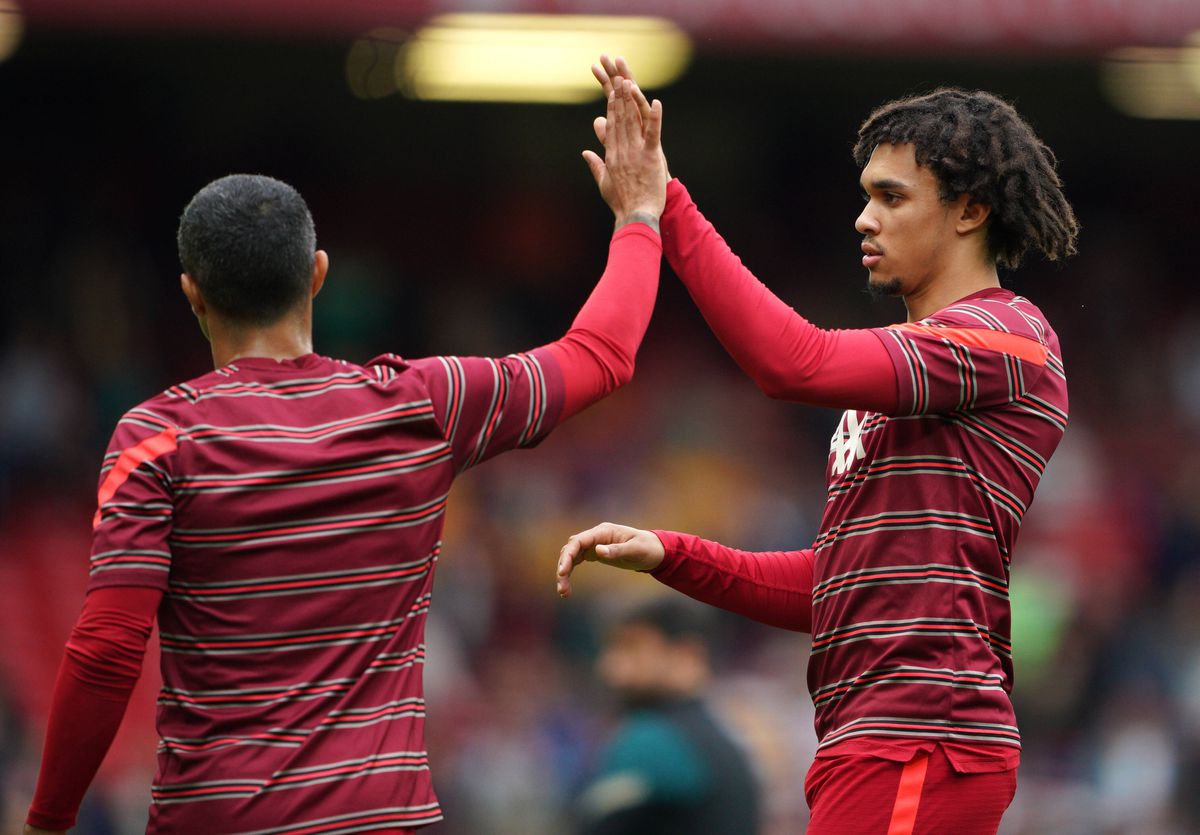 Scene reprobabile pe gazon, după City - Aston Villa: fotbalist lovit în mod repetat de suporterii care au năvălit pentru a sărbători titlul