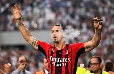 Eternul Zlatan! Ibrahimovic semnează și va mai juca cel puțin încă un sezon