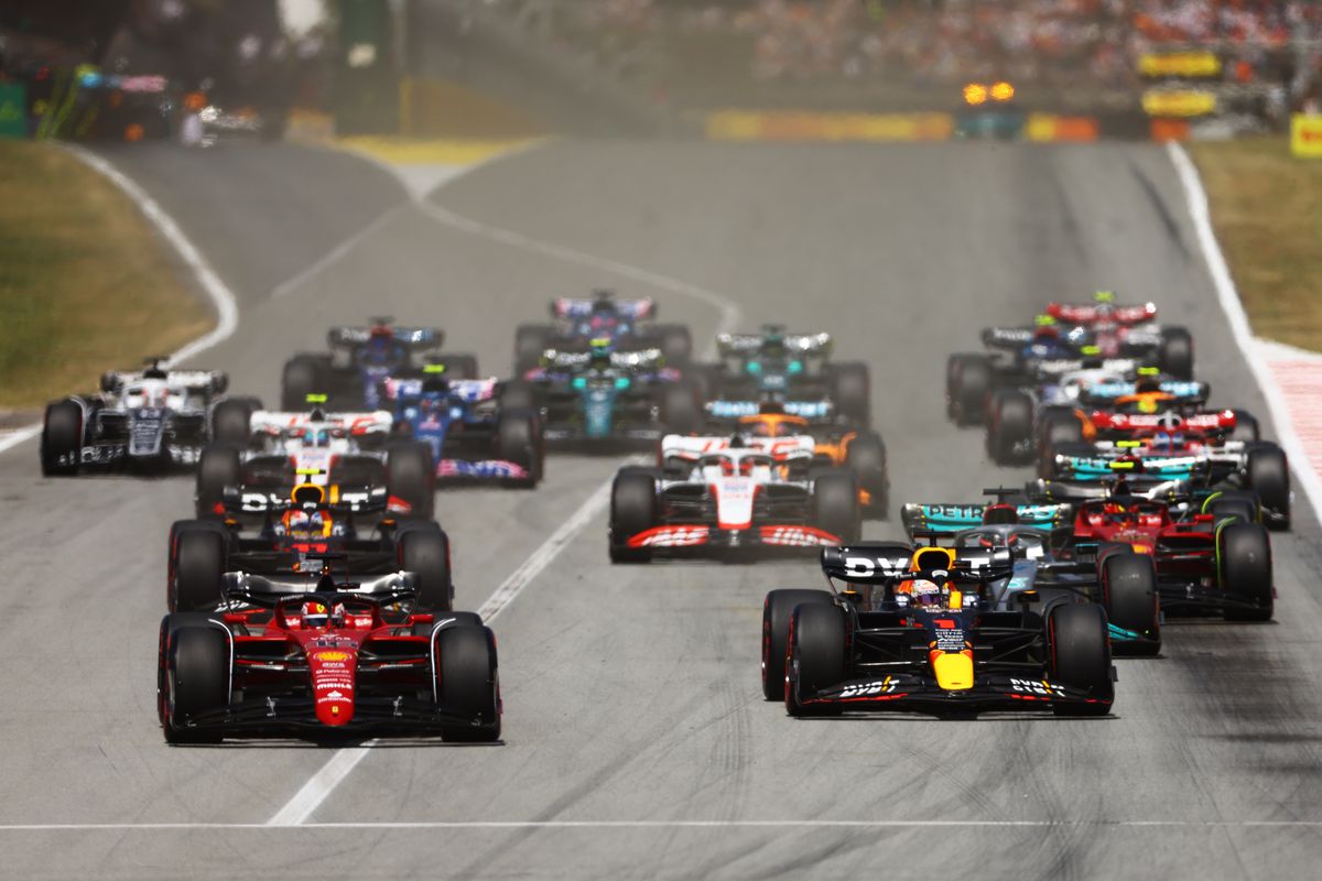 Întrebările esențiale după cursa de Formula 1 din Barcelona: s-a grăbit Ferrari când i-a prelungit contractul lui Sainz și a greșit Red Bull față de Sergio Perez?