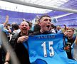 Scene reprobabile pe gazon, după City - Aston Villa: fotbalist lovit în mod repetat de suporterii care au năvălit pentru a sărbători titlul