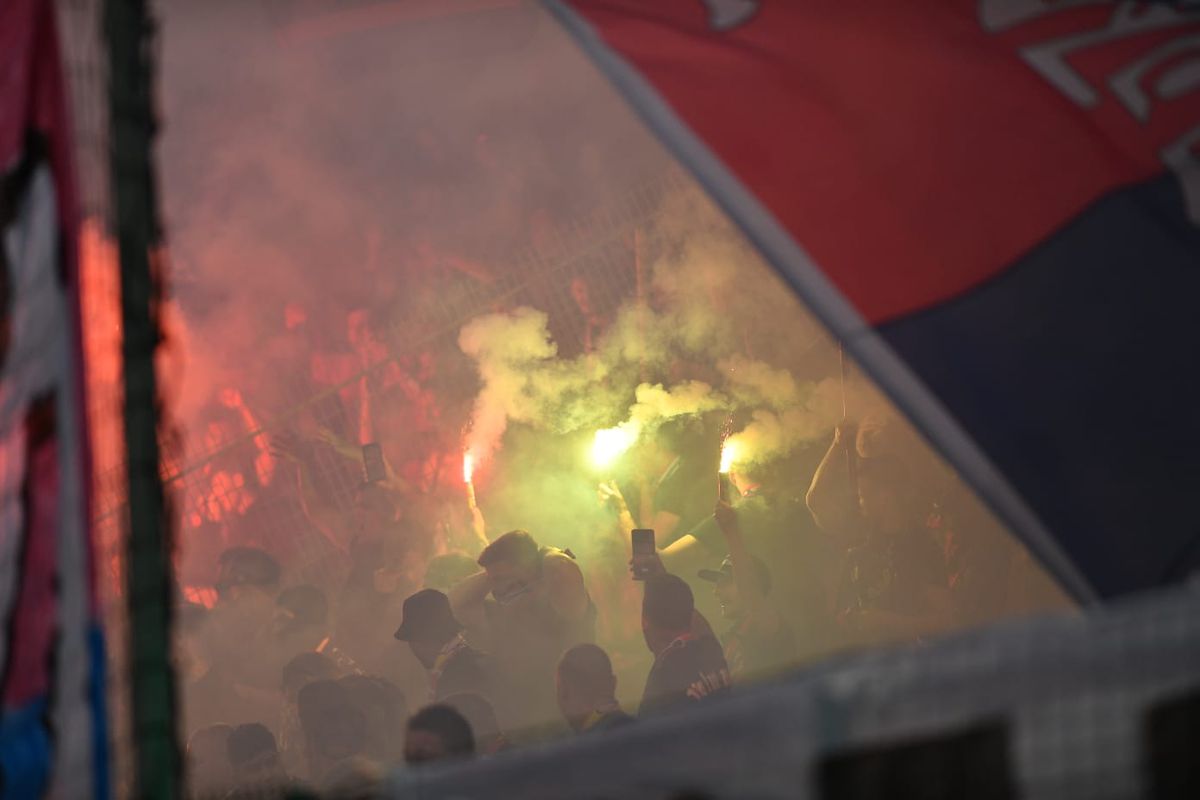 Au luat în serios duelul! Ultrașii FCSB au aruncat cu torțe pe gazon pentru a semnala mesajul afișat la Buzău