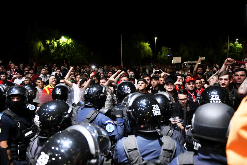 Jucătorii lui Dinamo au reușit să evadeze din vestiar pe Cluj Arena, după două ceasuri în care s-au baricadat de apostrofările propriilor fani, însă suporterii au de gând să aibă o întrevedere cu elevii lui Uhrin la Săftica.