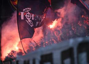 Au luat în serios duelul! Ultrașii FCSB au aruncat cu torțe pe gazon pentru a semnala mesajul afișat la Buzău