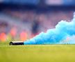 Scene reprobabile pe gazon, după City - Aston Villa: fotbalist lovit în mod repetat de suporterii care au năvălit pentru a sărbători titlul