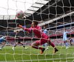 Scene reprobabile pe gazon, după City - Aston Villa: fotbalist lovit în mod repetat de suporterii care au năvălit pentru a sărbători titlul
