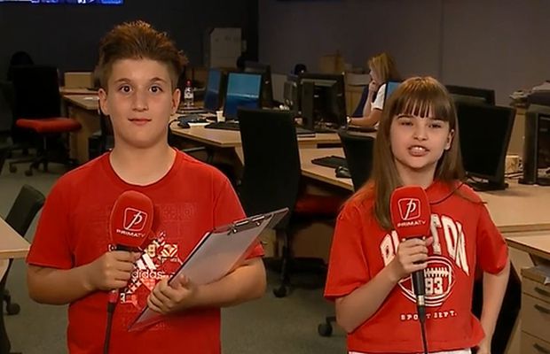 Imagini inedite în direct, înainte de FCSB - CFR Cluj » Comentatorii partidei, la table și bere: „Derby-ul se joacă. Cât despre comentariu, nu garantăm”. Copiii au prezentat echipele