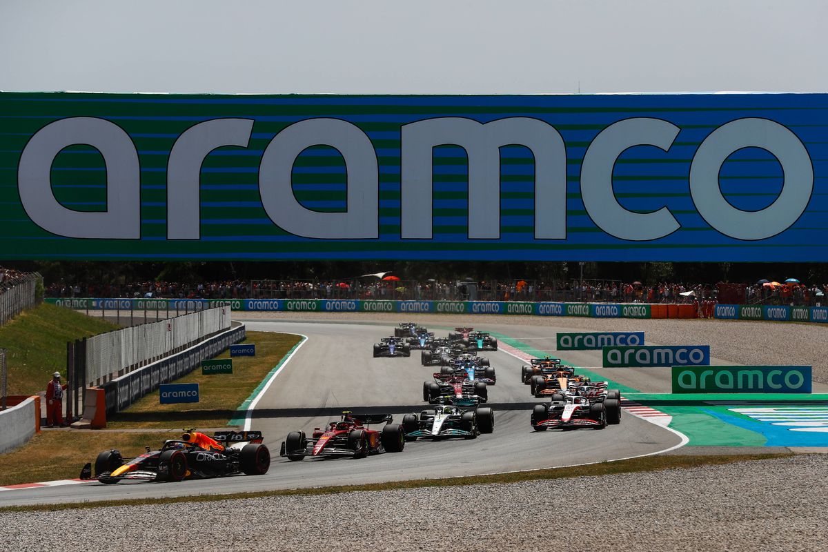 Întrebările esențiale după cursa de Formula 1 din Barcelona: s-a grăbit Ferrari când i-a prelungit contractul lui Sainz și a greșit Red Bull față de Sergio Perez?