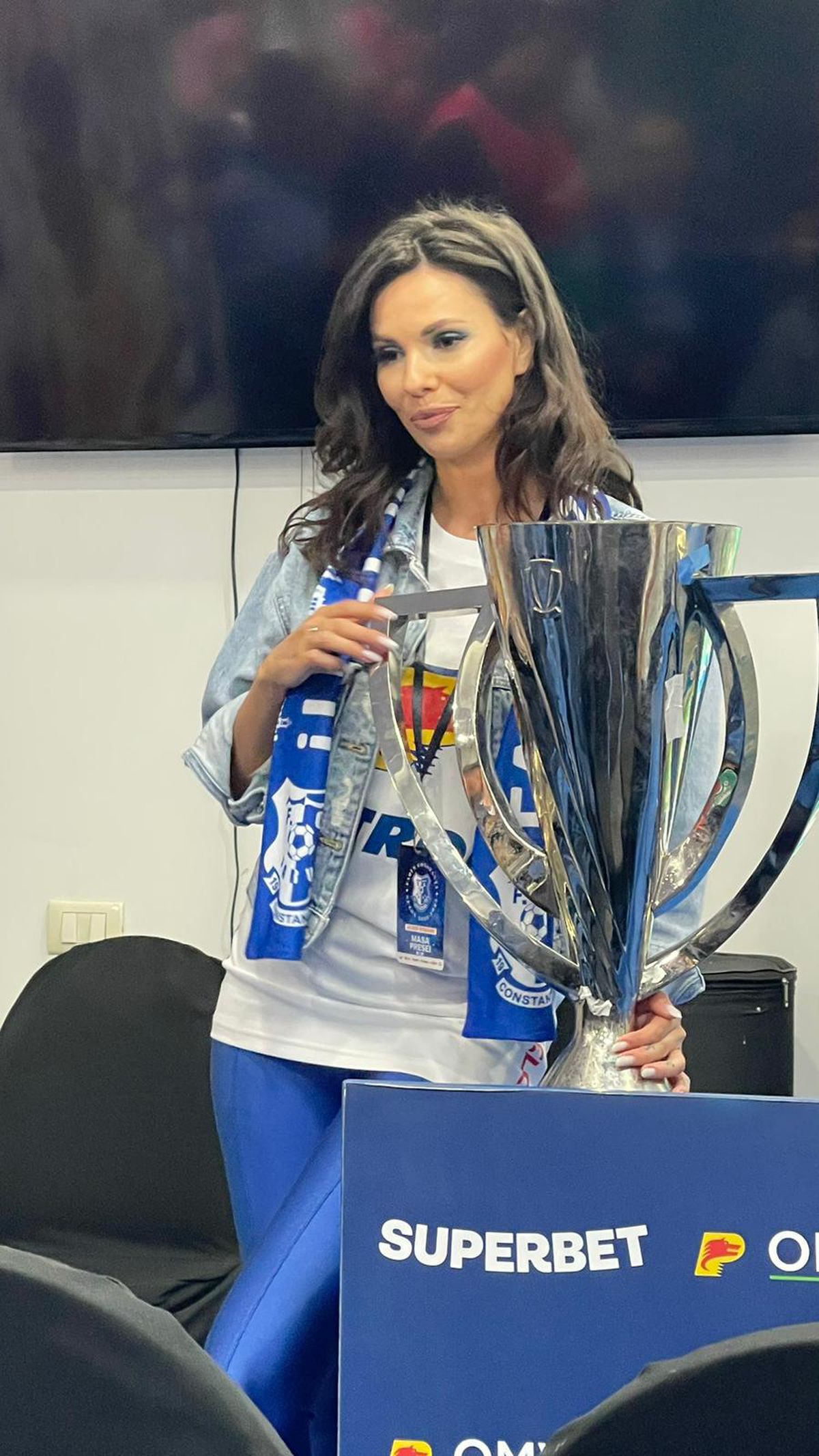 Cea mai sexy fană a Farului a făcut spectacol la meciul cu Rapid » S-a dezlănțuit în tribune, apoi a postat un mesaj ironic: „Nu plânge!”