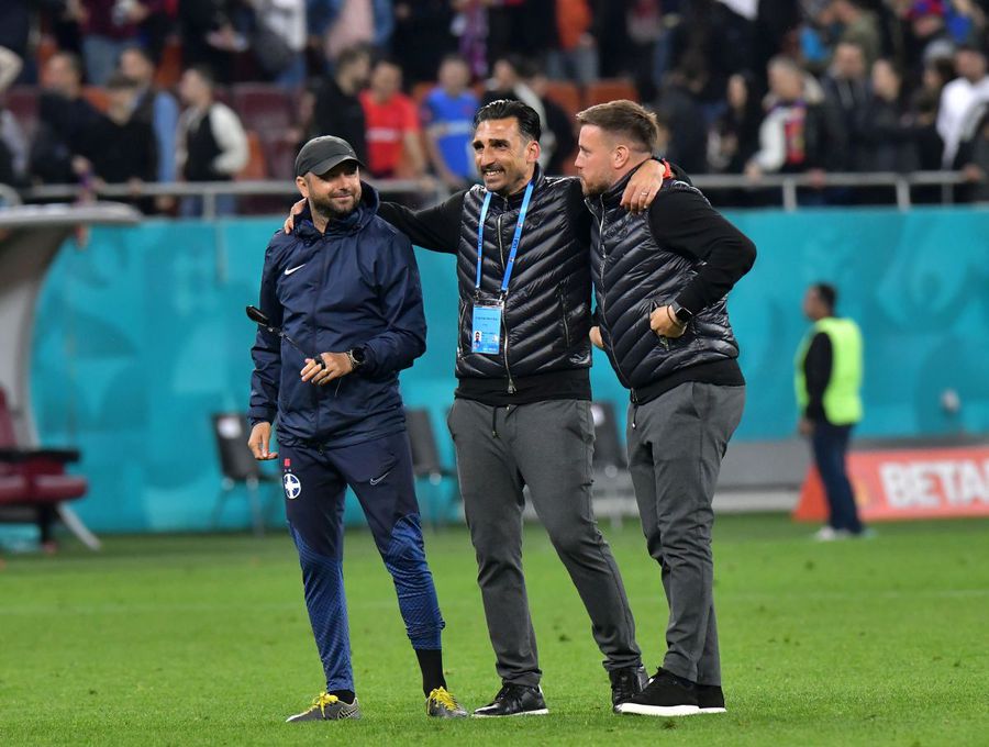 Agitându-se la marginea terenului, Elias Charalambous (în mijloc) a dat senzația mai mult decât predecesorii că ar fi antrenorul de facto al FCSB-ului FOTO Cristi Preda Normalității i-a trecut glonțul pe la ureche!
