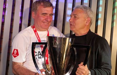 „Campionii s-au născut la Constanța!”  » Stere Halep a intrat pe teren după victoria Farului cu FCSB, apoi a făcut show la petrecerea campionilor