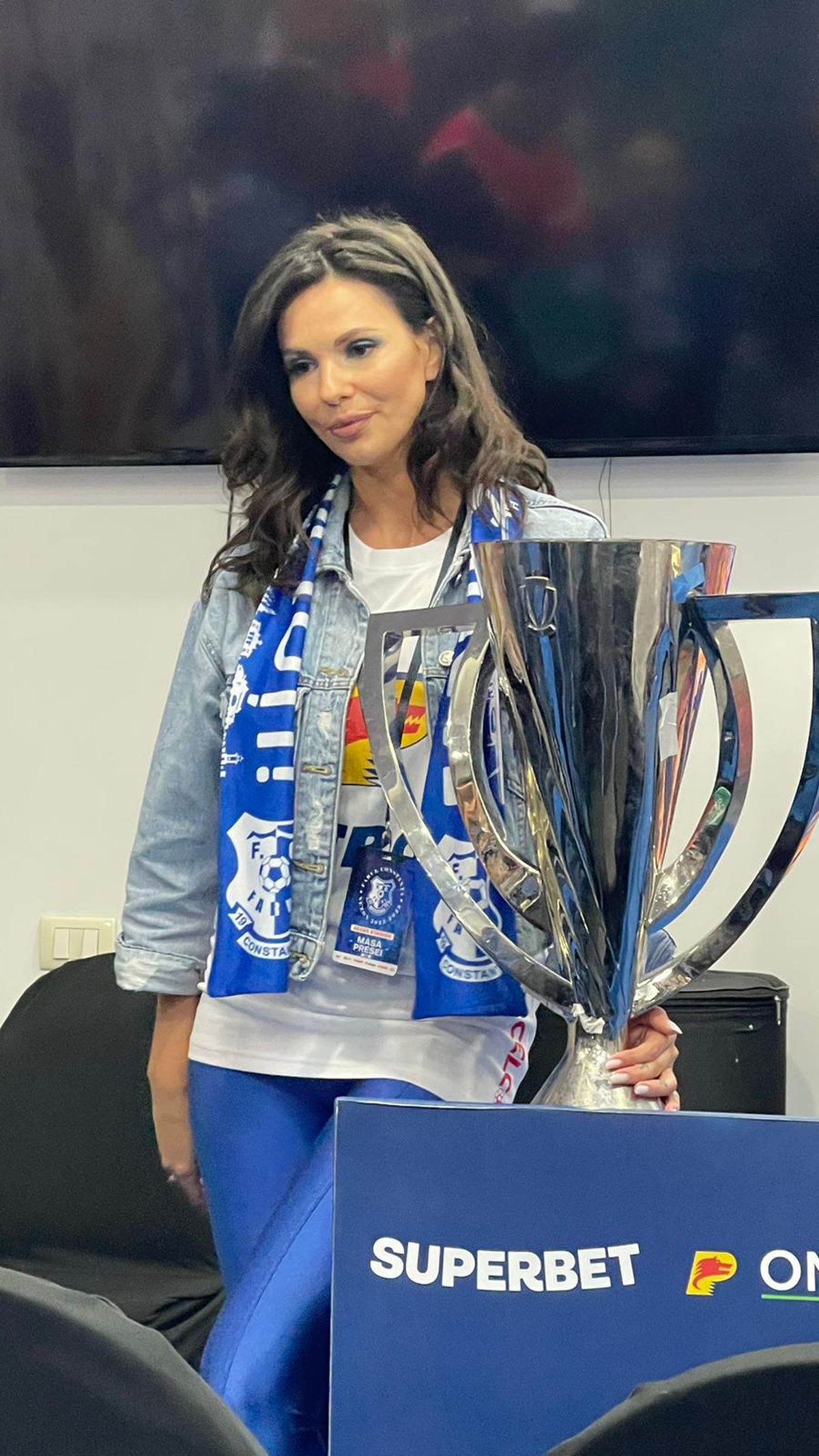 Andreea Bododel în tribune la Farul - Rapid