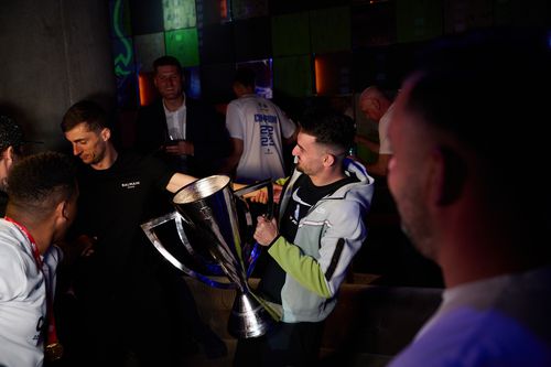 Vlad Morar, cu trofeul de campion, la petrecerea Farului FOTO: Raed Krishan