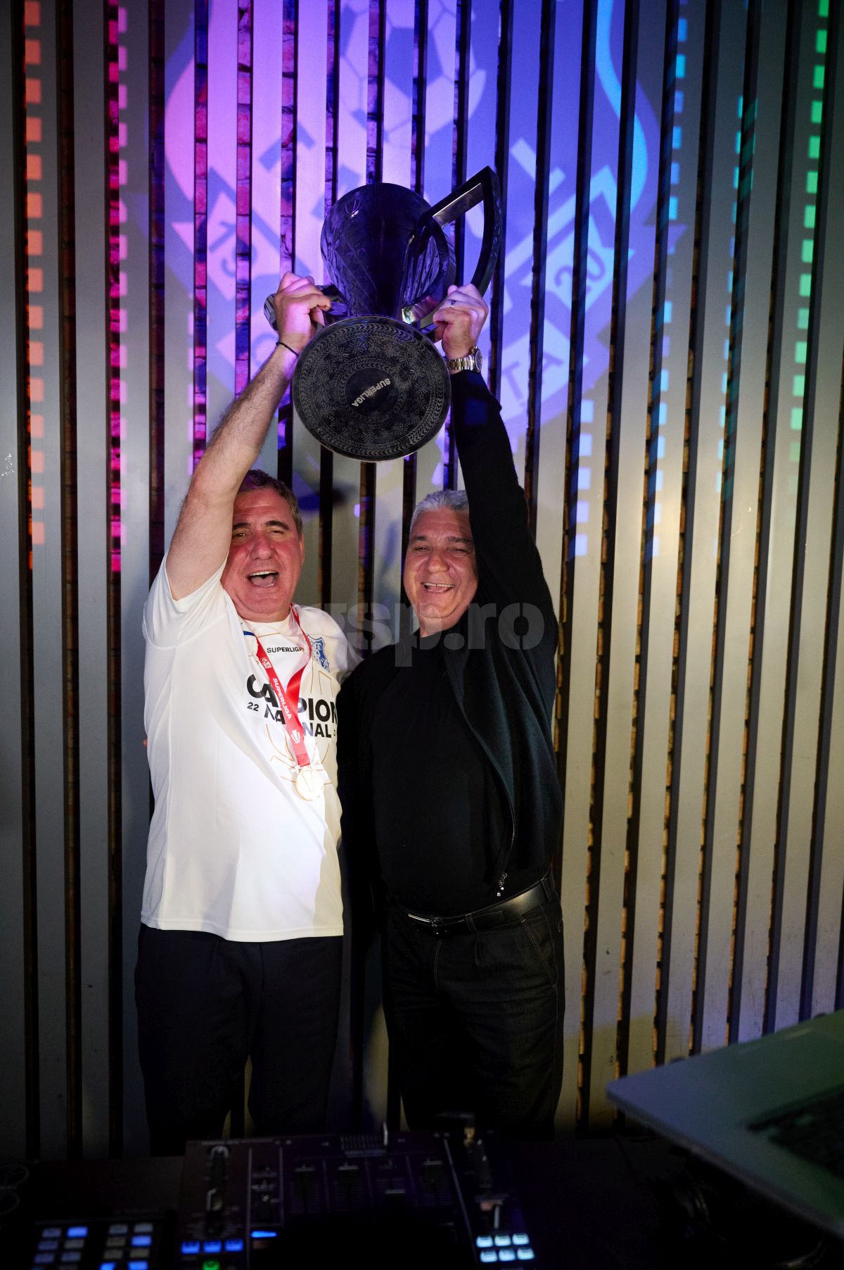 „Campionii s-au născut la Constanța!”  » Stere Halep a intrat pe teren după victoria Farului cu FCSB, apoi a făcut show la petrecerea campionilor