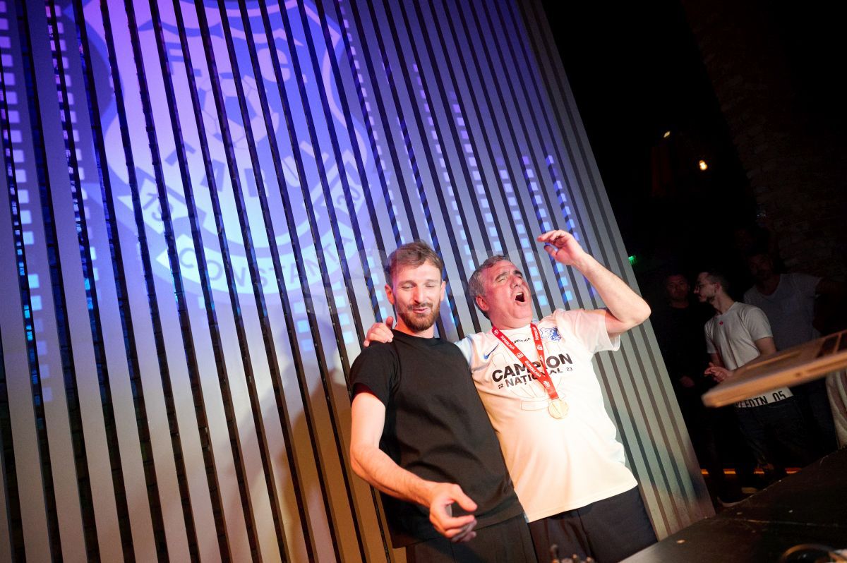 Formația Pindu, imn pentru Farul: „Toată lumea știe, adevărul e / Aici în România, Hagi Regele!”