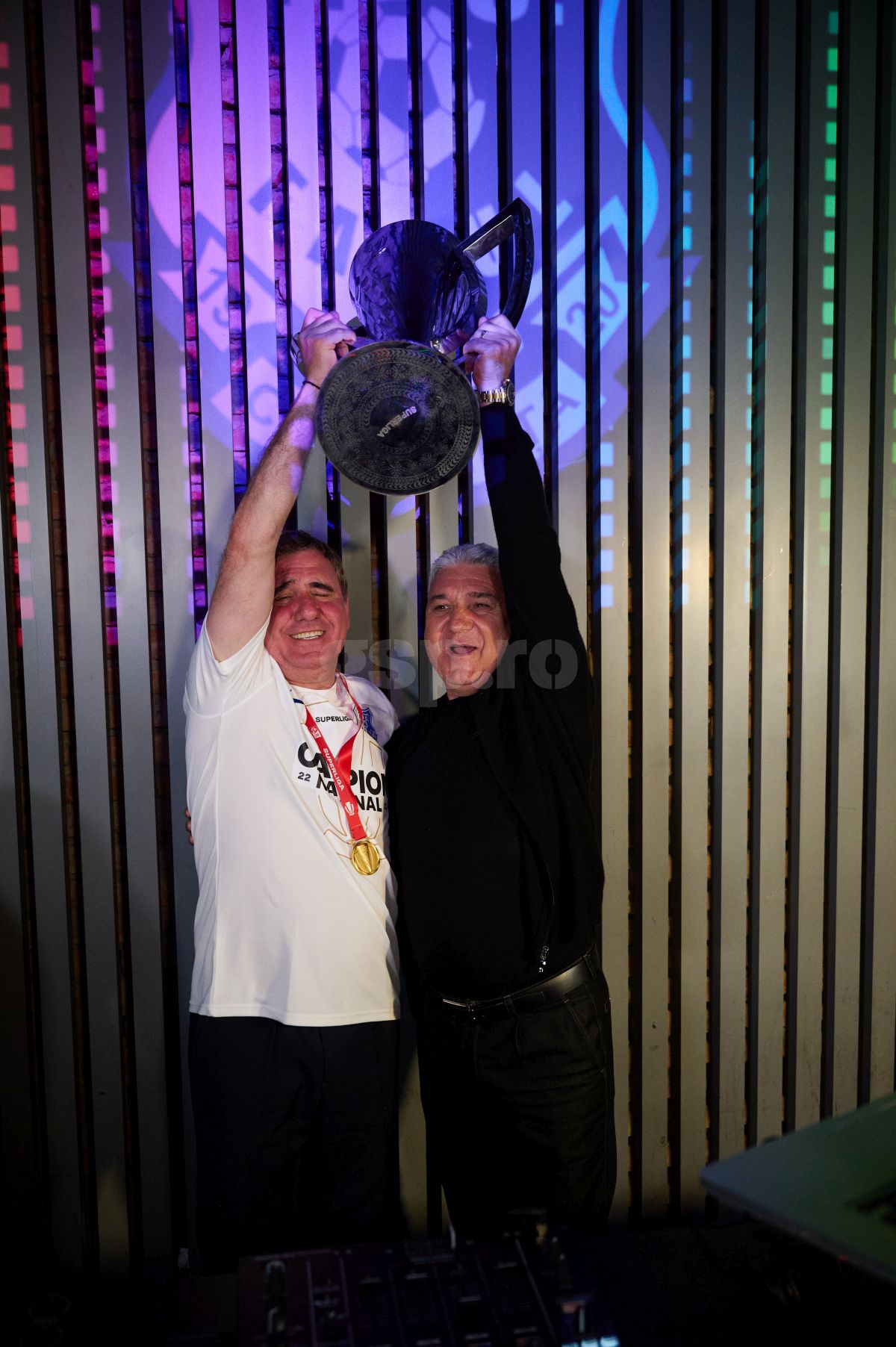 „Campionii s-au născut la Constanța!”  » Stere Halep a intrat pe teren după victoria Farului cu FCSB, apoi a făcut show la petrecerea campionilor