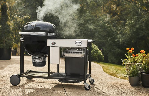 Ți-e poftă de o petrecere BBQ în grădină? Încearcă noile grătare americane premium de la Weber!