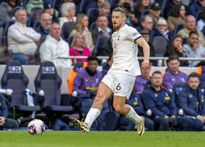 Radu Drăgușin e titular în controversatul Tottenham - Newcastle, pe un stadion de peste 100.000 de locuri!