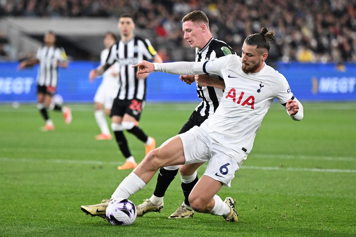 Radu Drăgușin, titular în amicalul Tottenham - Newcastle