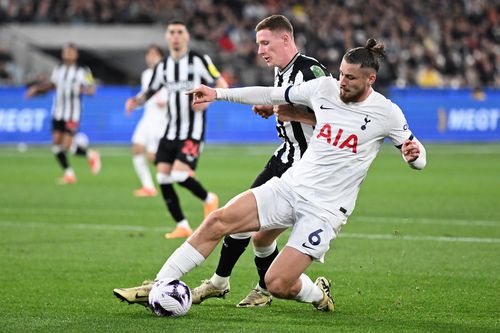 Radu Drăgușin, în tricoul lui Tottenham, foto: Guliver/ GettyImages