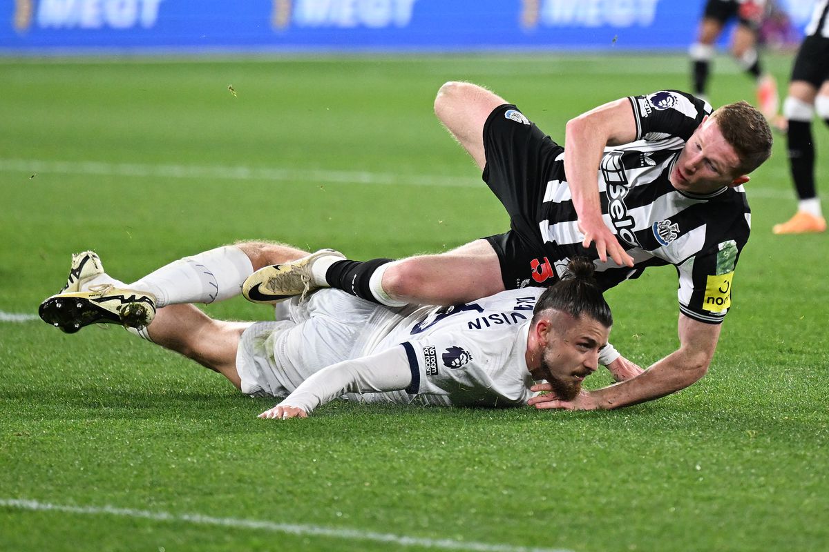 Radu Drăgușin a jucat 70 de minute în controversatul Tottenham - Newcastle, pe o arenă de 100.000 de locuri » Ce notă i-au dat englezii