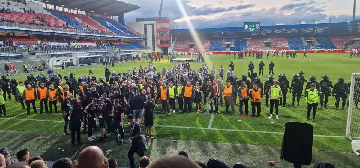 Incidente ȘOCANTE în Cehia » Haos după ultimul fluier al finalei Cupei