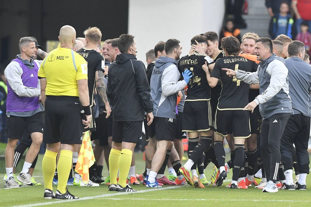 Incidente ȘOCANTE în Cehia » Haos după ultimul fluier al finalei Cupei