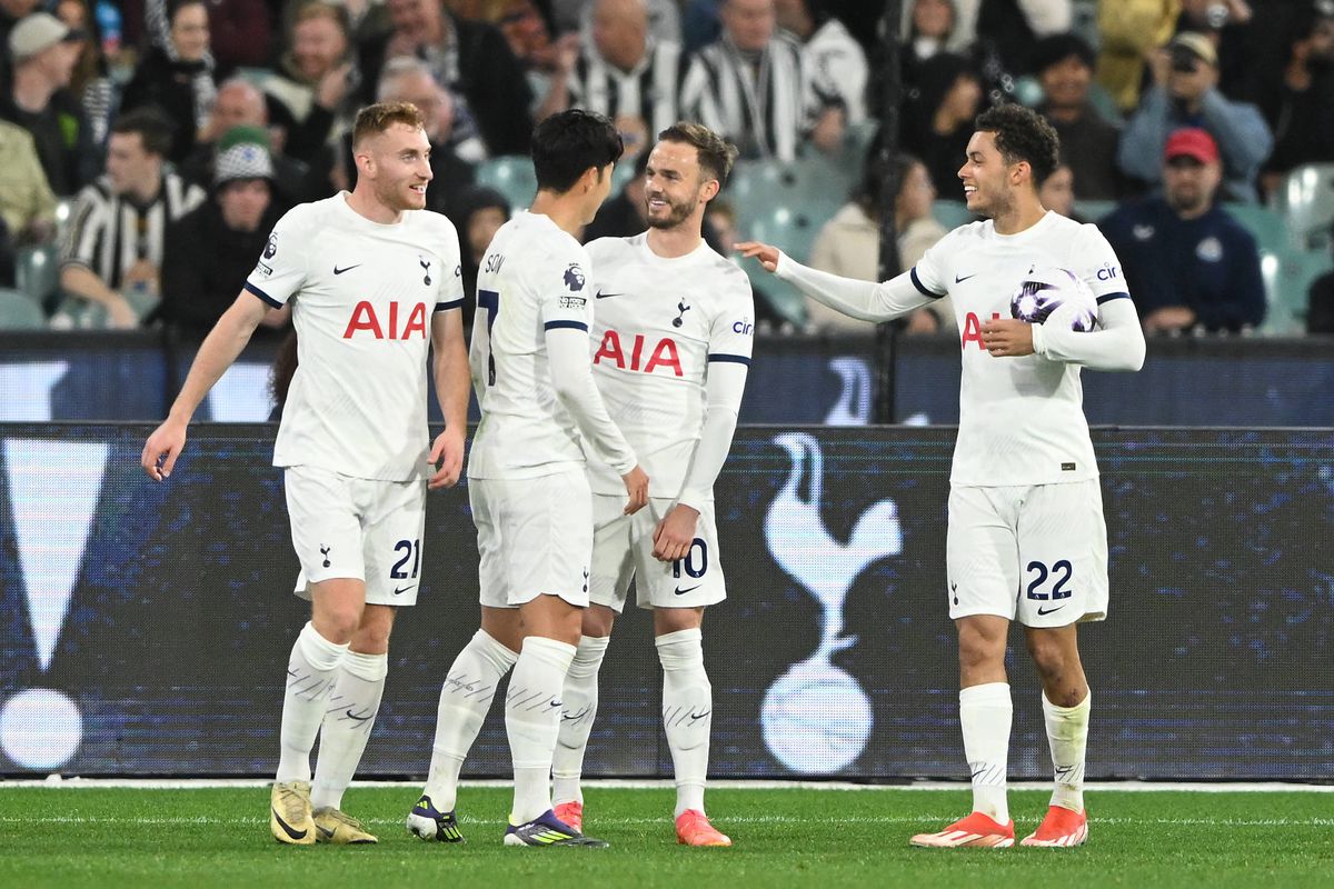 Radu Drăgușin a jucat 70 de minute în controversatul Tottenham - Newcastle, pe o arenă de 100.000 de locuri » Ce notă i-au dat englezii