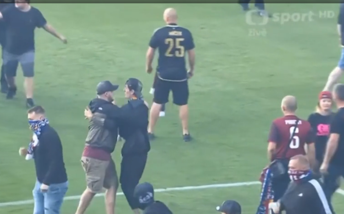 Incidente ȘOCANTE în Cehia » Haos după ultimul fluier al finalei Cupei