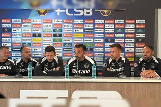 FCSB, conferință în 6 » Elias Charalambous, „flancat” de colegii din staff: „Noi suntem mai de la țară, el e «calitate»”
