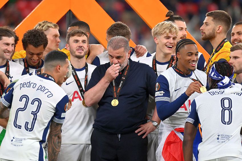 Ange Postecoglou, alături de jucători pe podium / foto: Gettyimages