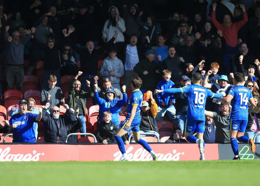 Bucuria lui Sam Hutchinson după golul victoriei marcat pentru Wimbledon în meciul cu Grimsby (1-0) / Foto: Imago Șocant. A dat golul victoriei după ce făcuse infarct! » Mijlocașul n-a aflat că e rău decât atunci când a ajuns la spital