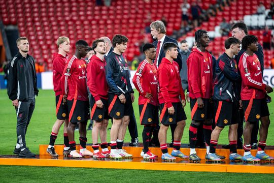 Jucătorii lui Manchester United vin cu capetele plecate la premierea finalei Europa League / Foto: Imago