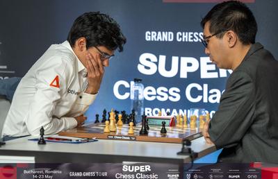 Super Chess Classic România 2026: Caruana și Sindarov răstoarnă clasamentul. Liderul Keymer, prima înfrângere