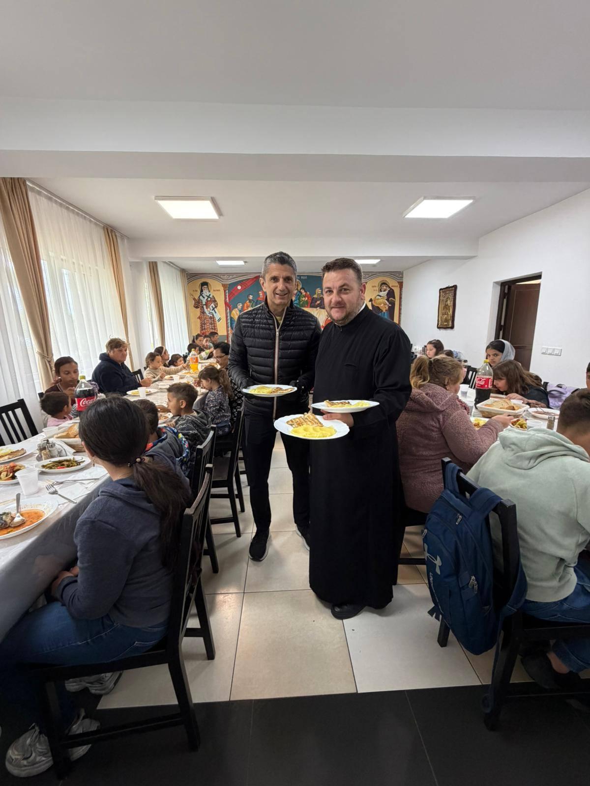 Răzvan Lucescu a venit în România și a făcut pomana de 40 de zile a lui Mircea Lucescu la un centru de nevoiași