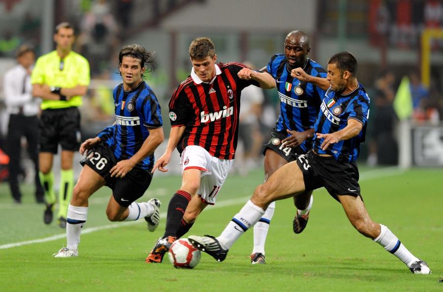 Cristi Chivu, alături de Patrick Vieira și Walter Samuel, în duel cu Klas-Jan Huntelaar, într-un derby milanez din august 2009 / Foto: GettyImages L-a vrut Inter pe Patrick Vieira înaintea lui Chivu? » „Am avut discuții, pot să confirm... dar eu am ales să rămân”