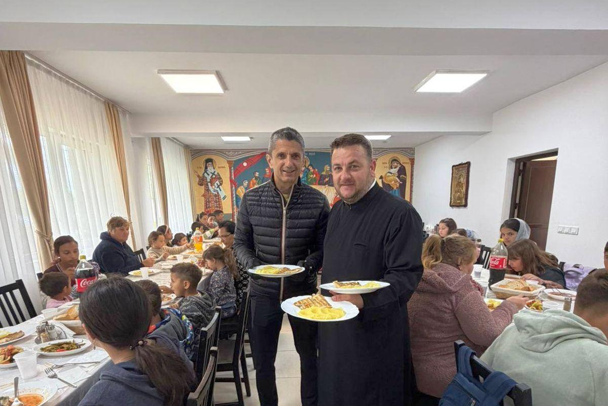 Răzvan Lucescu a venit în România și a făcut pomana de 40 de zile a lui Mircea Lucescu la un centru de nevoiași