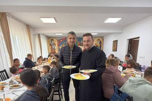 Răzvan Lucescu a venit în România și a făcut pomana de 40 de zile a lui Mircea Lucescu la un centru de nevoiași