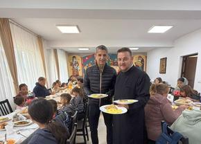 Răzvan Lucescu a venit în România și a făcut pomana de 40 de zile a lui Mircea Lucescu la un centru de nevoiași