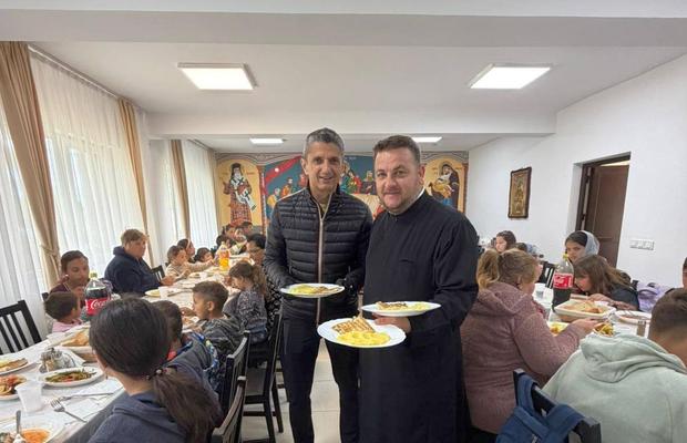 Răzvan Lucescu a venit în România și a făcut pomana de 40 de zile a lui Mircea Lucescu la un centru de nevoiași