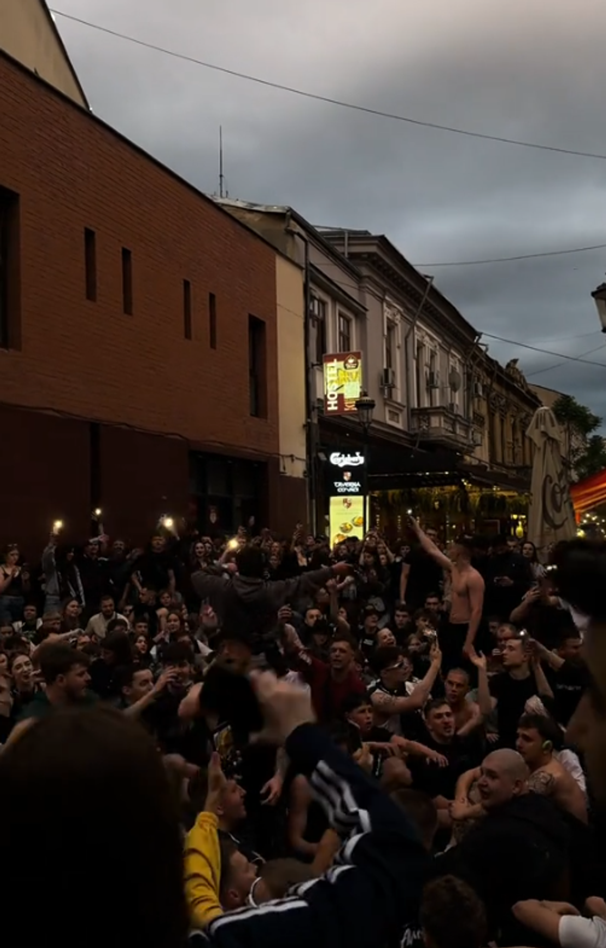 Concertul lui Max Korzh în București provoacă frenezie! Imagini incredibile: Centrul Vechi, plin de străini
